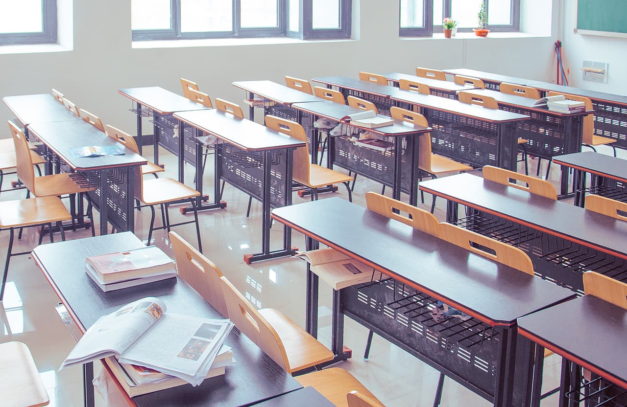 Klassenraum im Wetteraukreis mit iPad-ausgestatteten Schülerinnen und Schülern